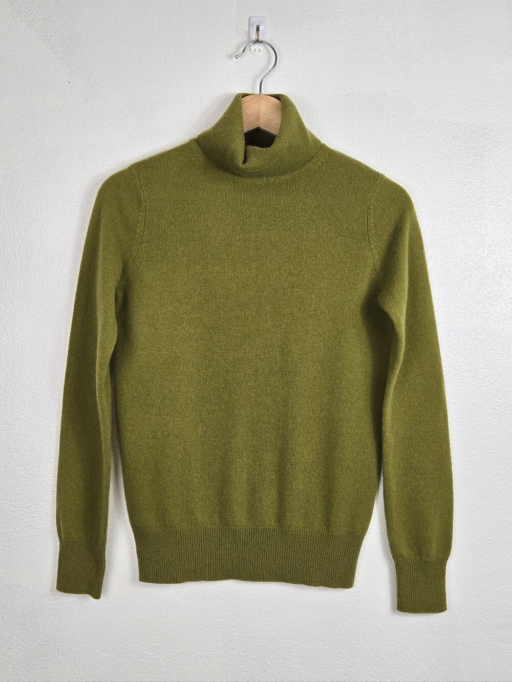 Neiman Marcus 100% Cashmere Turtle Neck Sweater Olive Green Size Small Ribbed